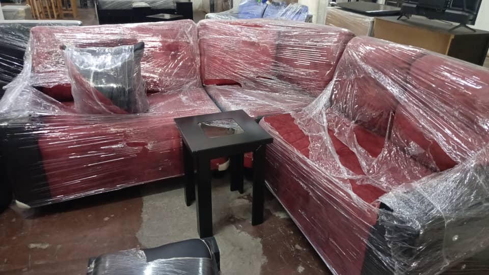 juego de mueble color rojo con negro con cojines jesus